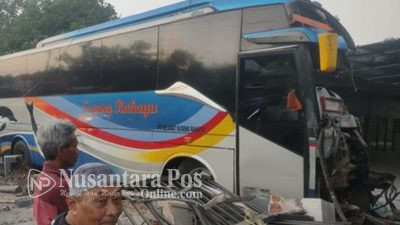 Bus Sugeng Rahayu Tabrak Dua Rumah Warga di Jombang
