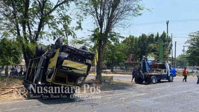 Truk Terbalik Usai Sikat Mobil CRV Anggota Satpol PP Jombang