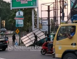 Reklame Milik Pemkab Jombang Roboh, Beruntung Tak Ada Korban