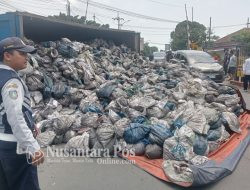 Truk Batu Bara Terbalik Di Perlintasan KA Di Jombang, Jalan KH Wahid Hasyim Macet
