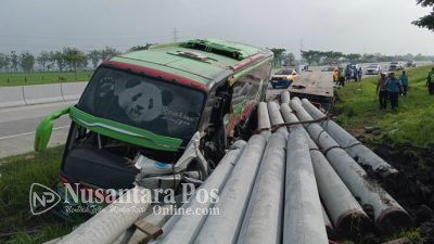 Bus Rombongan Guru Malang Tabrak Truk Paku Bumi di Tol Ngawi, 2 Tewas
