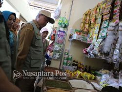 Tinjau Pasar Pon, Pj Bupati Jombang Pantau Harga Beras Dan Buka Warung TPID