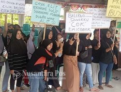 Gelapkan Tabungan Ibu-Ibu PKK, Rumah Bu Bayan Mancar Jombang Digruduk Warga