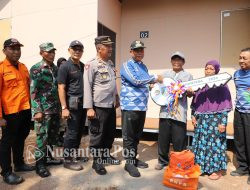 Pj Bupati Jombang Serahkan 12 Unit Huntara Pada Korban Bencana Tanah Gerak