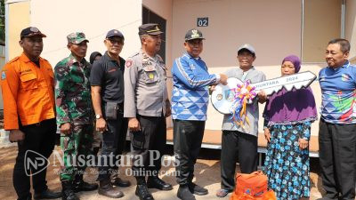 Pj Bupati Jombang Serahkan 12 Unit Huntara Pada Korban Bencana Tanah Gerak