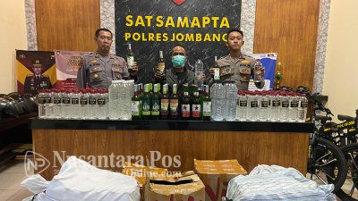 Polisi Gerebek Rumah Penjual Miras di Jagalan Jombang, 493 Botol Miras Disita