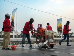Polisi Pasang Garis Kejut di Jalur Arteri Perak Jombang, Antisipasi Balap Liar
