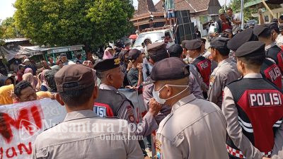 Ratusan Warga Banjardowo Jombang Demo Balai Desa, Tuntut Kades Mundur