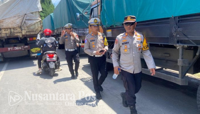 Warga Blokade Jalan Raya Puger, Polres Jember Lakukan Mediasi