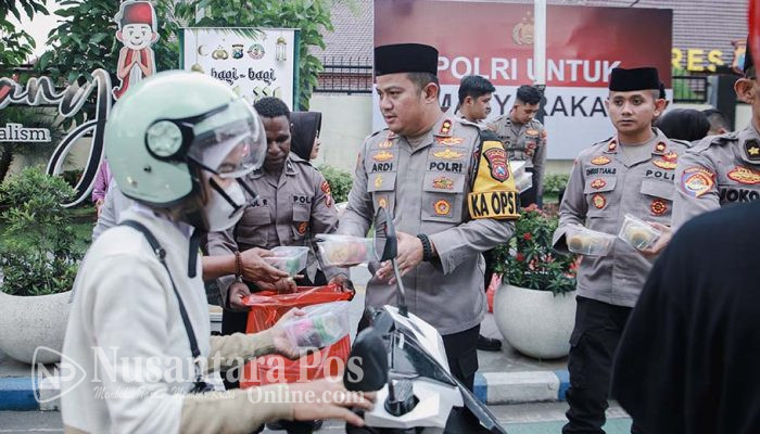 Ramadhan berkah, Kapolres Jombang bagikan Takjil kepada pengguna jalan 