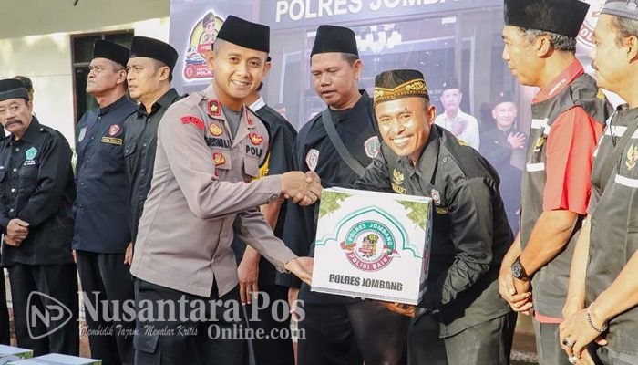 Polres Jombang bagikan parcel Lebaran kepada Paguyuban Silat