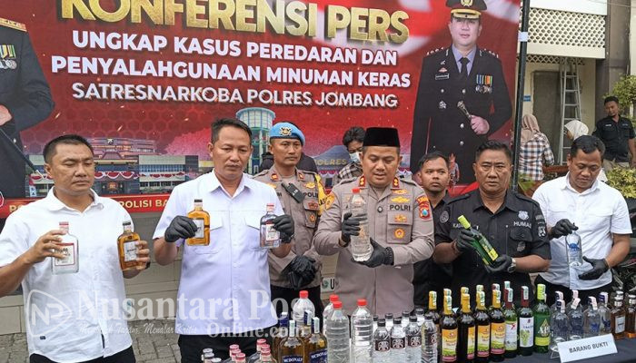 Polisi Ringkus 3 Tersangka Pengedar Miras di Jombang