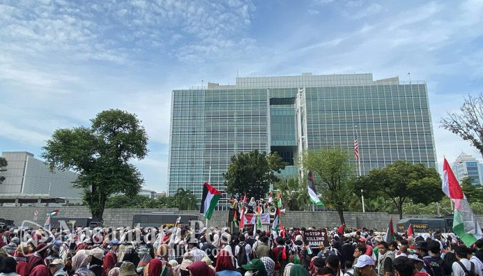 Massa Gelar Aksi Bela Palestina di Kedubes AS, Serukan Stop Genocide