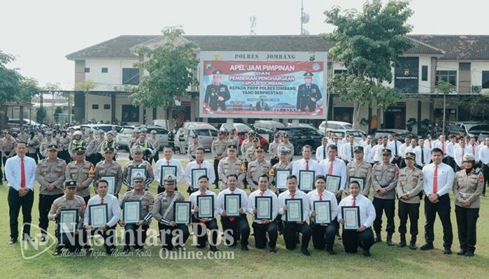 Kapolres Jombang Beri Penghargaan Pada 18 Anggota Berprestasi-Berdedikasi