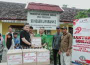 Kapolres Jombang Salurkan Bansos Kepada Warga dan Guru SDN Jipurapah 2