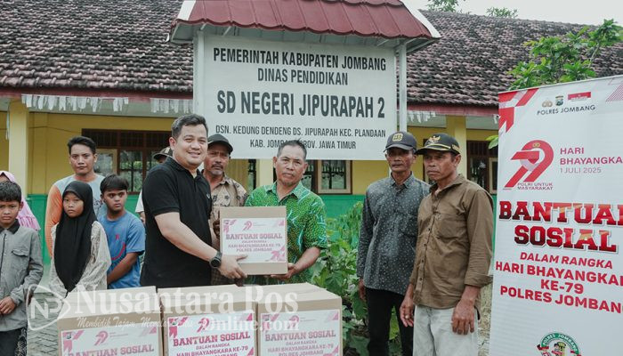 Kapolres Jombang Salurkan Bansos Kepada Warga dan Guru SDN Jipurapah 2