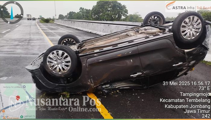 Mobil Sedan Terbalik di Tol Jombang Diduga Alami Aquaplaning, 2 Korban Terluka