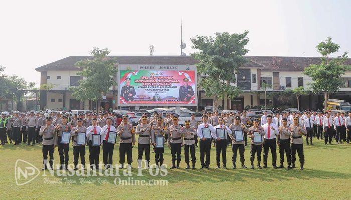 Kapolres Jombang Berikan Penghargaan Pada 10 Anggota Berprestasi Menjalankan Tugas