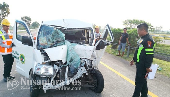 Grand Max Tabrak Truk di Tol Jombang, 4 Korban Terluka