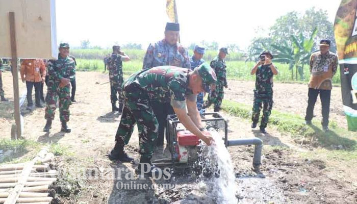 Bupati Jombang Dampingi Tim Wasev TMMD ke-125 Meninjau Progres TMMD di Ngusikan