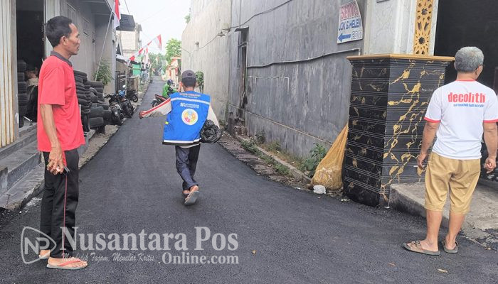 Dukung Aktifitas Warga, Pemdes Mojongapit Jombang Bangun Jalan Hotmix