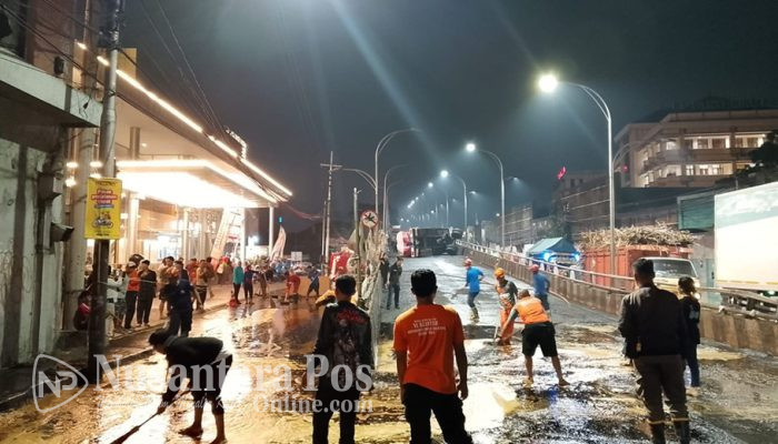 Truk Tetes Tebu Terbalik di Fly Over Kotalama Malang Sebabkan Kemacetan Panjang