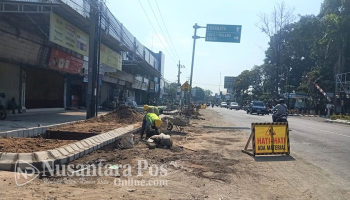 Dinas Perkim Jombang Kebut Proyek Drainase dan Trotoar Jalan KH. Abdurrahman Wahid