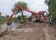 Antisipasi Banjir, Dinas PUPR Jombang Normalisasi Sungai 5.000 Meter di Watudakon