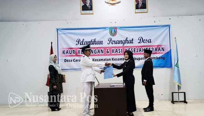 Kades Carangrejo Jombang Supriaji Lantik Kaur Keuangan dan Kasi Kesra