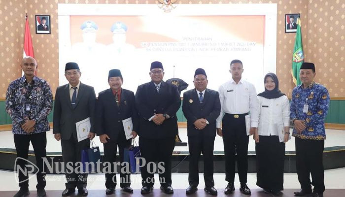 Wabup Jombang Serahkan 80 SK Purna Tugas PNS dan Pengangkatan CPNS