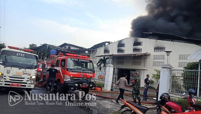 Pabrik Sepatu Karya Mekar di Mojongapit Jombang Ludes Dilalap Api