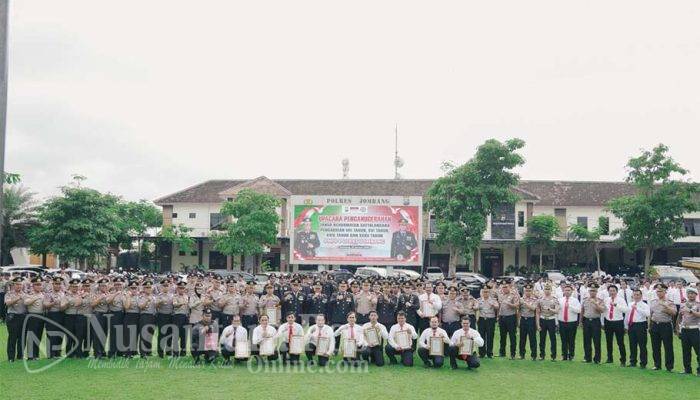 Kapolres Jombang Pimpin Upacara Penganugerahan Tanda Kehormatan Satyalancana Pengabdian Bagi Personel Polri