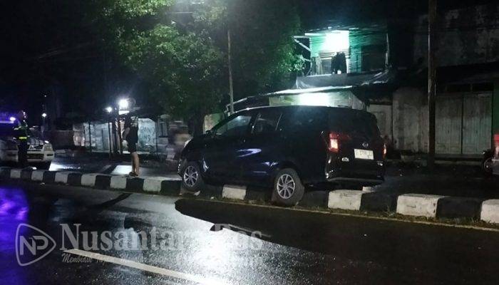 Terus Terjadi, Dua Mobil Pemudik Hantam Pembatas Jalan Soekarno Hatta Jombang, Gegara Jalan Gelap