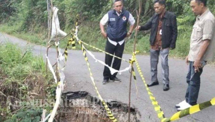 Longsor di Muara Enim : Jalan Penghubung Empat Desa Nyaris Putus