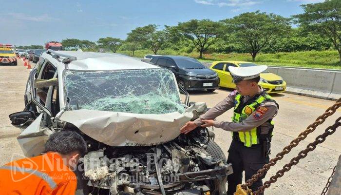 Sopir Diduga Mengantuk, Xpander Hantam Bus Mogok di Tol Batang, 2 Tewas