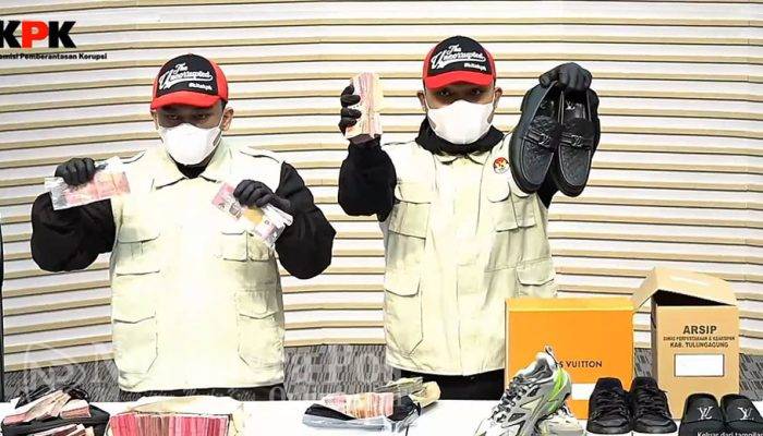 KPK Tetapkan Bupati Tulungagung Gatut Sunu dan Ajudannya Tersangka Pemerasan OPD