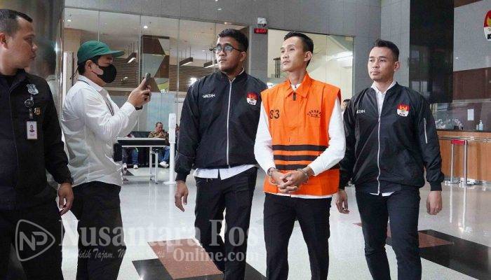 KPK Tahan Ajudan Gubernur Riau Tersangka Pemerasan