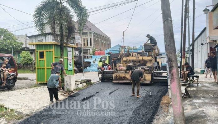 Program Desa Mantra : Pemdes Sumberjo Jombang Bangun Jalan Hotmix