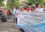 Sejumlah Massa Demo Kantor Gubernur Sumsel, Tuntut Kepala Disperkim Dipecat
