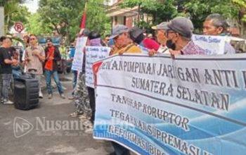 Sejumlah Massa Demo Kantor Gubernur Sumsel, Tuntut Kepala Disperkim Dipecat