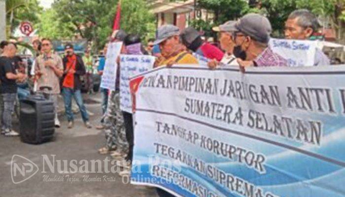 Sejumlah Massa Demo Kantor Gubernur Sumsel, Tuntut Kepala Disperkim Dipecat