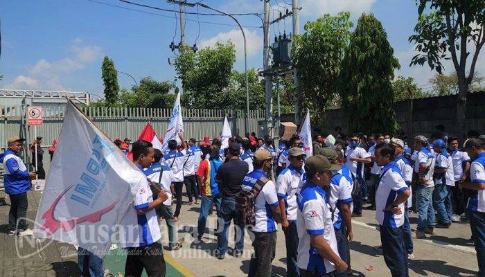 Ratusan Kariawan Geruduk Kantor Indomaret Cabang Jombang, Tuntut Pembayaran Upah Lembur