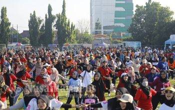 May Day 2026 : Ribuan Buruh Senam Kebugaran Massal, Bupati Jombang Bagikan 3 Tiket Umroh Gratis