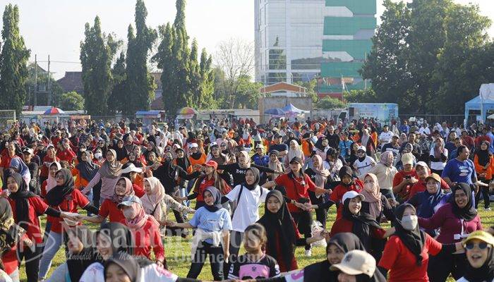 May Day 2026 : Ribuan Buruh Senam Kebugaran Massal, Bupati Jombang Bagikan 3 Tiket Umroh Gratis