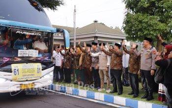 Bupati Warsubi Lepas Keberangkatan Jemaah Haji Jombang Kloter 60 & 61 Ke Tanah Suci