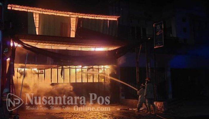 Terekam CCTV, Tukang Tambal Ban di Jombang Bakar Toko Grosir Gegara Sakit Hati Diusir Pemilik