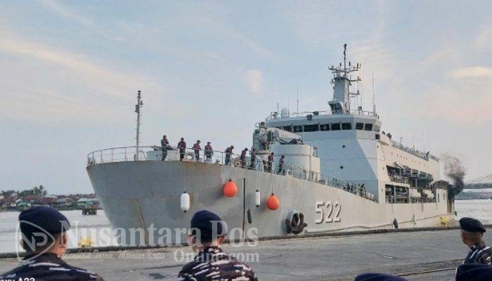 Kapal Perang TNI AL Masuk Palembang, Gelar Baksos Untuk Warga Pesisir Sungai Musi