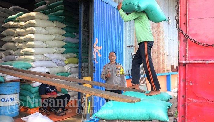 Polisi Jombang Kawal Pengiriman 10 Ton Jagung ke Bulog Tunggorono