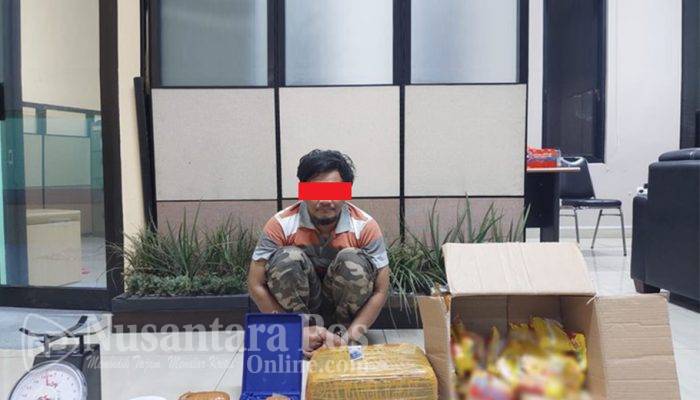 Warga Malang Diringkus Bareskrim Saat Ambil Paketan Mie Instan Berisi 5,3 Kg Ganja di Jalan Singosari