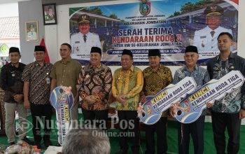 Pemkab Jombang Serahkan Kendaraan Roda Tiga di Kelurahan Jombatan